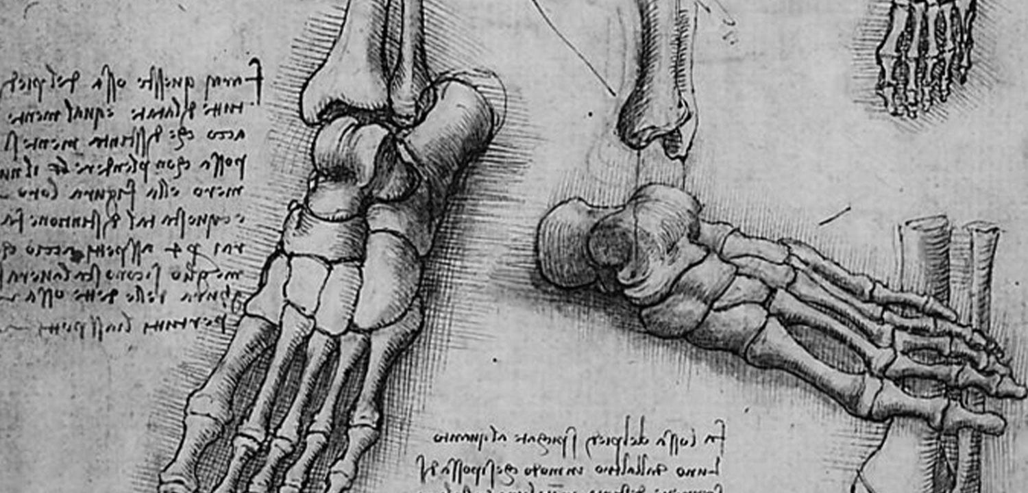 Anatomical sketches of human feet and ankles with handwritten notes in Italian.